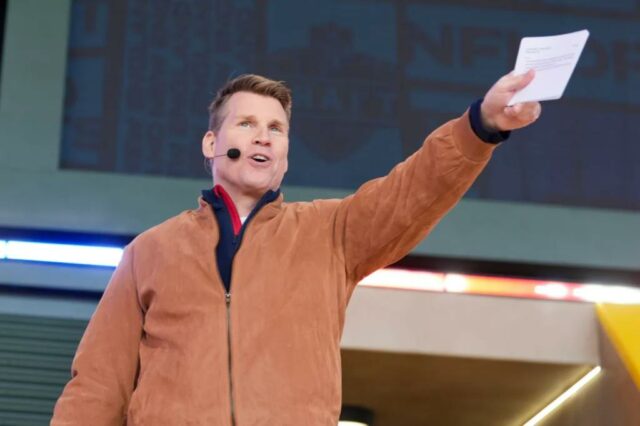 Scott Hanson, da NFL Network, fala no palco durante o terceiro dia do NFL Draft 2025 em 26 de abril de 2025 em Green Bay, Wisconsin.