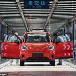 Carros chineses baratos devem assumir o mercado de carros, pois os fabricantes britânicos e europeus continuam a focar recursos e produzir em SUVs premium, um novo relatório alertou