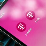 Uma pessoa com uma garrafa de água da T-Mobile com um fundo magenta ao redor da foto.