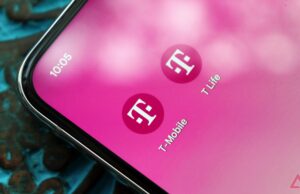 Se você pegou a nova garrafa de água da T-Mobile, não deixe em seu carro Uma pessoa com uma garrafa de água da T-Mobile com um fundo magenta ao redor da foto.