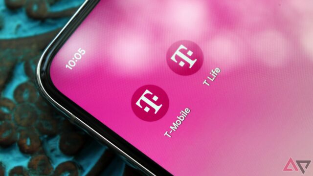Uma pessoa com uma garrafa de água da T-Mobile com um fundo magenta ao redor da foto.
