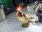 Secador de cabelo explode nas mãos da mulher no salão