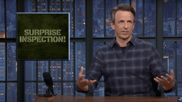 Seth Meyers assa seus próprios escritores cômicos com uma inspeção surpresa de suas piadas

