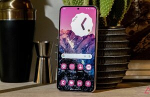 Seu Galaxy S23 pode ser elegível para um reparo de tela livre Foto de um Samsung Galaxy S22 Plus com uma linha verde que aparece na tela