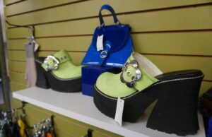 Seu lixo pode ser um tesouro. Como se beneficiar da resolução da moda Y2K As cabeças de manequim de design escleticicamente serão exibidas no sábado, 12 de julho de 2025, em Boulder, Colorado, em um negócio de compras, vendas e negociações. (Nicky Andrews sobre AP)