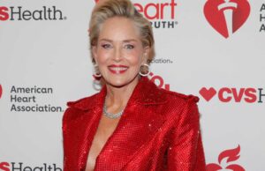 Sharon Stone diz que esse shampoo rico “cresceu novamente” todos os seus cabelos perdidos Sharon Stone diz que esse shampoo rico "cresceu novamente" todos os seus cabelos perdidos