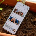 Um telefone com uma lista de arquivos no Google Drive