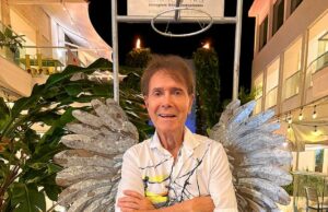 Sir Cliff Richard, 84 anos, mostra seu lado fofo para o calendário de 2026 quando oferece biscoitos e posa com asas para sua longa sessão de fotos anual anual Sir Cliff Richard rasgou alguns snaps de seu calendário de 2026 48ª parte do jogo anual