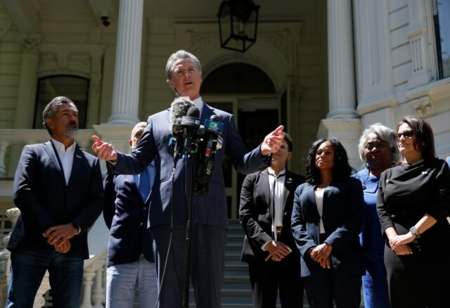 Skelton: Newsom, os democratas precisam trazer todas as armas da Califórnia para o tiroteio do Texas

