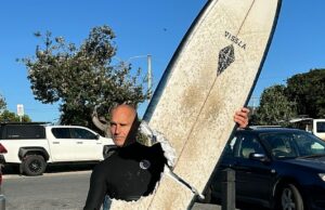 Sobrevivente de Cabarita Beach sobrevive ao encontro próximo com tubarão de quatro metros O surfista Brad Ross (foto) evitou por pouco um ataque de tubarão em Cabarita Beach na segunda -feira de manhã