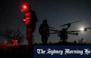 Soldado ucraniano FLIT E-BIKED DRONE A ucraniana mudou a natureza da guerra com sua inovadora prática de drones e enviou Tether como ASX, listado no Dronhield Solaning.