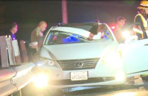 Solto maduro Um pneu caiu no pára -brisa de um carro com ...