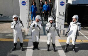 SpaceX entrega 4 astronautas apenas 15 horas após o início da estação espacial internacional SpaceX entrega 4 astronautas apenas 15 horas após o início da estação espacial internacional