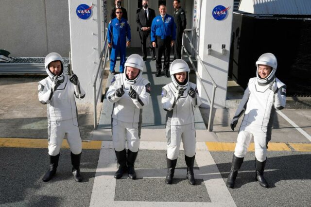 SpaceX entrega 4 astronautas apenas 15 horas após o início da estação espacial internacional

