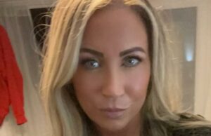 Spade Ataque vizinho do inferno: três a três, 44, que atingiu o jovem na cabeça com uma pá em cinco anos de briga com a família ao lado de A foto pela primeira vez é essa mãe a três Catherine Lloyd, que atacou seu vizinho na cabeça com uma pá