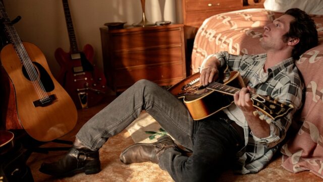 Jeremy-Allen-White-Bruce-Springsteen-Deliver-me-me-agora-Nowhere