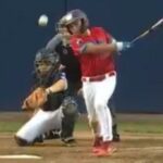 Lucas Kostas rasga o único RBI na quarta rodada como St. James-Smithtown Proverizou Rhode Island Burrillville Little League 18-0 em 2 de agosto de 2025.