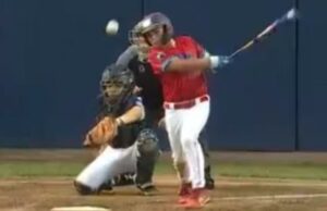 St. James-Smithtown Little League Faks Rhode Island para chegar ao torneio de metrô semifinais Lucas Kostas rasga o único RBI na quarta rodada como St. James-Smithtown Proverizou Rhode Island Burrillville Little League 18-0 em 2 de agosto de 2025.