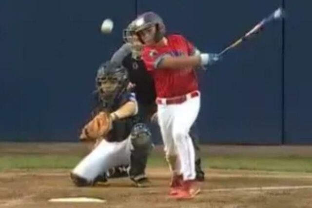 Lucas Kostas rasga o único RBI na quarta rodada como St. James-Smithtown Proverizou Rhode Island Burrillville Little League 18-0 em 2 de agosto de 2025.