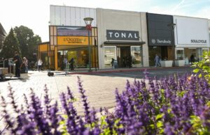 Stanford Shopping Mall Lands NOVOS vendedores em folha em pechinchas de varejo Store Rivian no Stanford Shopping Center em Palo Alto. (Simon Property Group)