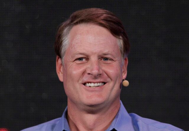 Stanford contrata o ex -CEO da Nike e do eBay como o novo diretor de esportes

