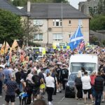 Centenas de escoceses desceram para um hotel que mantém migrantes em Falkirk no sábado