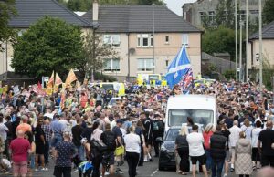 Starmer sob nova pressão sobre os migrantes após 700 cenas de manifestantes de demonstração irritada no Scots Asylum Hotel, que segurava estupradores Centenas de escoceses desceram para um hotel que mantém migrantes em Falkirk no sábado