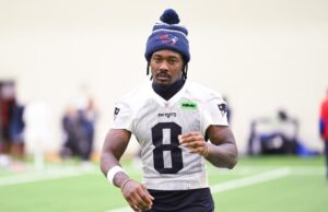Stefon Diggs já está se tornando uma “dor nas costas” para os patriotas com o status da semana 1 ainda não está claro O jogador do New England Patriots em um uniforme segurando futebol.