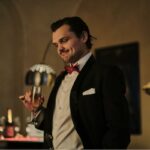 Stream é ou pular: "Borderline (2025)" em Peacock, um thriller hilário de uma comédia perseguutiva que impede a estrela pop para um casamento