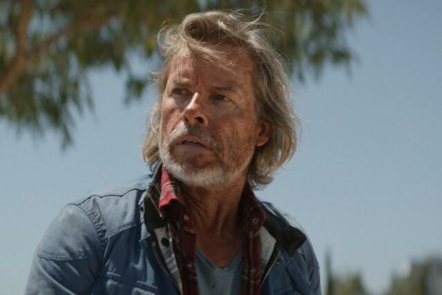 Stream é ou pular: "Máquina Infernal" na Paramount+, Thriller Wackadoo de Guy Pearce como um solitário inquieto


