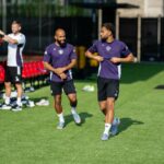 Brian Mbumo e Matheus Kunha com Ruben Amorim durante a partida presidencial entre Manchester United e Fiorentina.