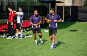 “Strong Connection” – O que Brian Mbumo e Matthew Kunha fizeram no Treinamento de Crescimento de Man United Partnersip Brian Mbumo e Matheus Kunha com Ruben Amorim durante a partida presidencial entre Manchester United e Fiorentina.