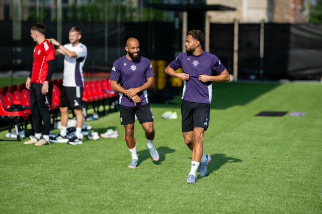 Brian Mbumo e Matheus Kunha com Ruben Amorim durante a partida presidencial entre Manchester United e Fiorentina.
