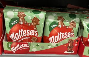 Supermercado começa a vender o tema de Natal de Candy em julho, quando Briter Jet Off em suas férias de verão Fotos sobre mídia social mostram pacotes com doces temáticos festivos no ASDA cinco meses antes da temporada da festa