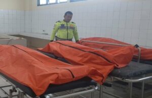 Suzuki Ertiga atingiu um caminhão de Tronton que parou no ombro da estrada de pedágio de Cipali, 3 pessoas foram mortas Suzuki Ertiga atingiu um caminhão de Tronton que parou no ombro da estrada de pedágio de Cipali, 3 pessoas foram mortas