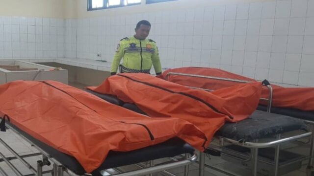 Suzuki Ertiga atingiu um caminhão de Tronton que parou no ombro da estrada de pedágio de Cipali, 3 pessoas foram mortas

