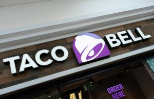 Taco Bell está tendo dúvidas sobre a AI no drive-through the outside facade of a Taco Bell restaurant
