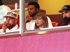Taylor Swift, Travis Kelce e o enorme anel de envolvimento de Swift com maior probabilidade de um videogame de futebol entre si Taylor Swift, Travis Kelce e o enorme anel de envolvimento de Swift com maior probabilidade de um videogame de futebol entre si