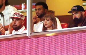 Taylor Swift, Travis Kelce e o enorme anel de envolvimento de Swift com maior probabilidade de um videogame de futebol entre si Taylor Swift, Travis Kelce e o enorme anel de envolvimento de Swift com maior probabilidade de um videogame de futebol entre si