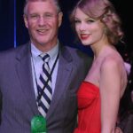 A performance triunfante de Taylor Swift em seu namorado Travis Kelces podcast deu uma guinada sombria quando ela compartilhou uma atualização de saúde sobre seu pai Scott depois que ele passou
