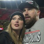 Taylor Swift no podcast de Travis Kelce? Os Swifties acham que está prestes a acontecer. Aqui está o porquê