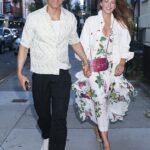 Blake Lively chegou ontem ao seu depósito em Nova York com a 'equipe Blake' - sua irmã e melhor amiga Robyn, marido Ryan Reynolds e oito advogados (Blake retratou com seu marido Ryan Reynolds em maio deste ano)