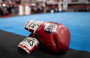 Ter uma reunião de emergência após as mortes no boxe do Japão Luvas de boxe