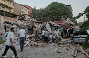 Terremoto Rocks Turquia: 6.1 Magnitude Quake ‘Flatten’s Buildings’ quando os resgatadores correm para esfregar o desperdício Um grande terremoto de 6