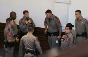 Texas Capitol evacuado após a ameaça de disparo Texas Capitol evacuado após a ameaça de disparo