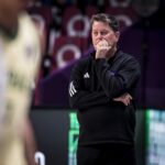 Tim Cone, treinador de Gilas Pilipinas, durante uma partida contra a Austrália na Copa Asiática de 2025 da FIBA.