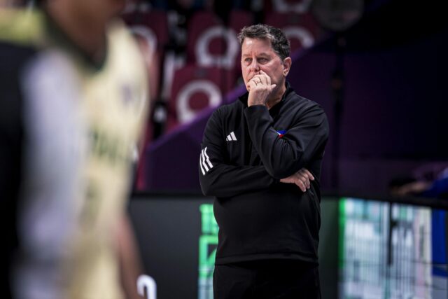 Tim Cone, treinador de Gilas Pilipinas, durante uma partida contra a Austrália na Copa Asiática de 2025 da FIBA.