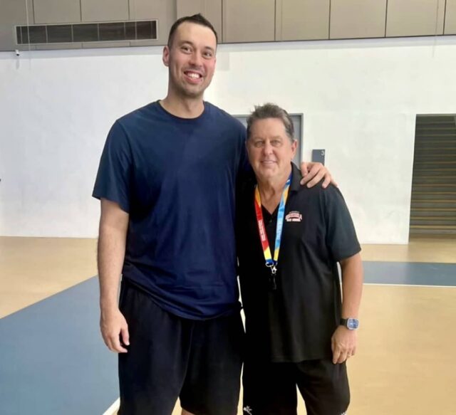 Ex -veterano do PBA Greg Slaughter Barangay Ginebra treinador Tim Cone