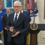 Tim Cook Trump Presentes com um piech de vidro madring 100% em uma base de ouro de 24k