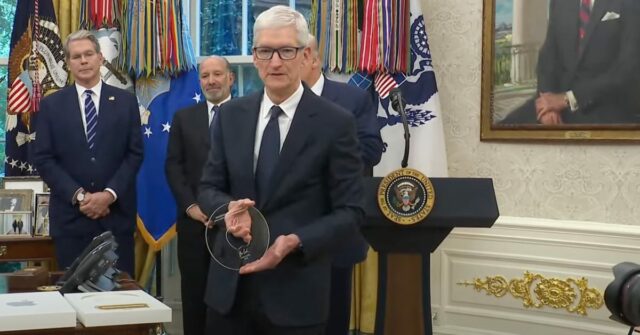 Tim Cook Trump Presentes com um piech de vidro madring 100% em uma base de ouro de 24k

